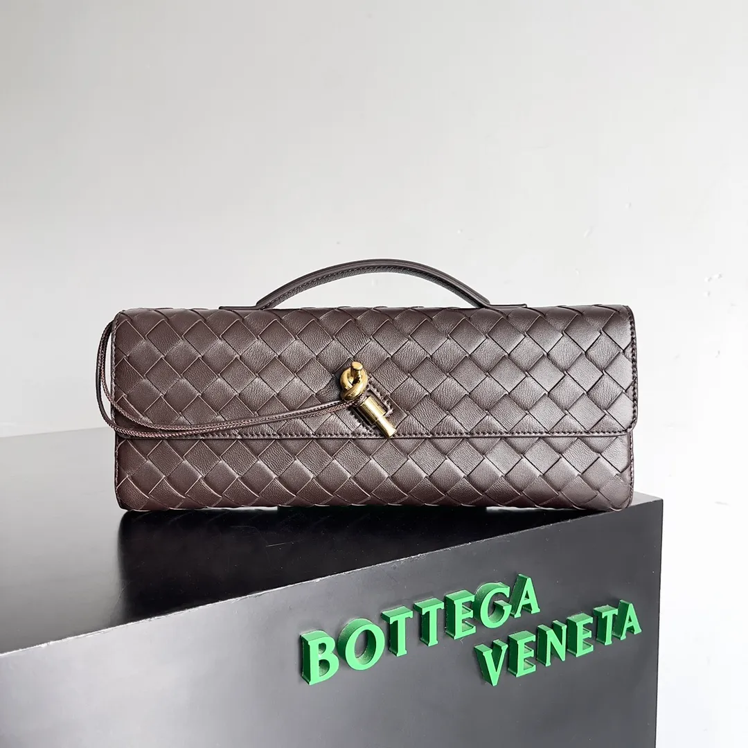 The batch of 1360 BV Andiamo evening handbags has been heavily planted again~ The designer aesthetics in the era of economic downturn are back. I fall in love with it at first sight and can't put it down. It's so beautiful and full of aura. The shape and texture are very competitive. It's light in weight and has sufficient capacity. It's a must-have for fashionistas. It's suitable for many occasions, minimalist, high-end and light luxury. Model No.: 741511 Size: 31*13*3cm